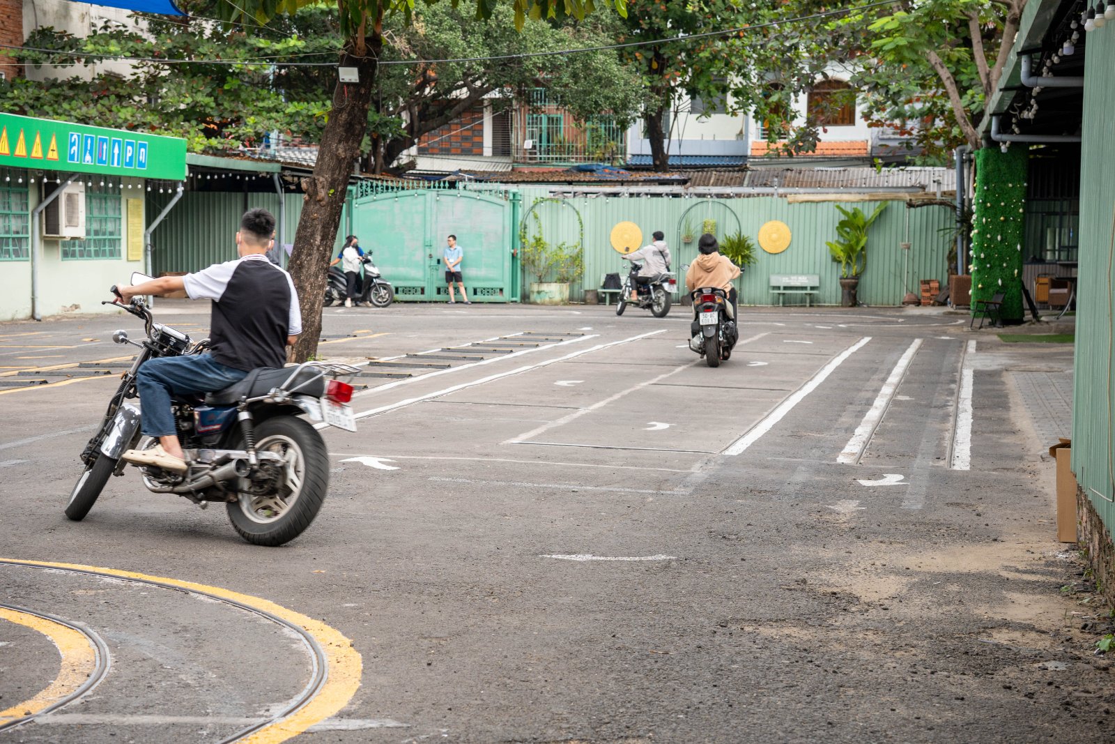 Không gian sân tập và khu vực chờ của học viên