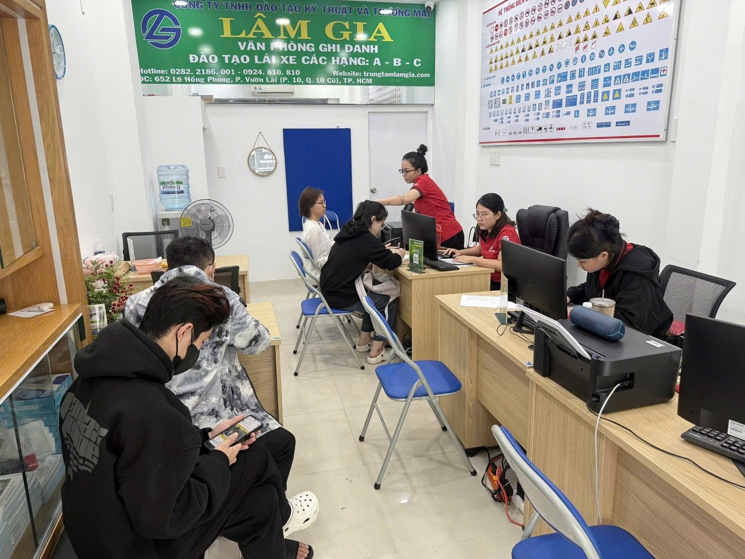 Hướng dẫn viên của trung tâm hướng dẫn học viên trong giờ luyện tập
