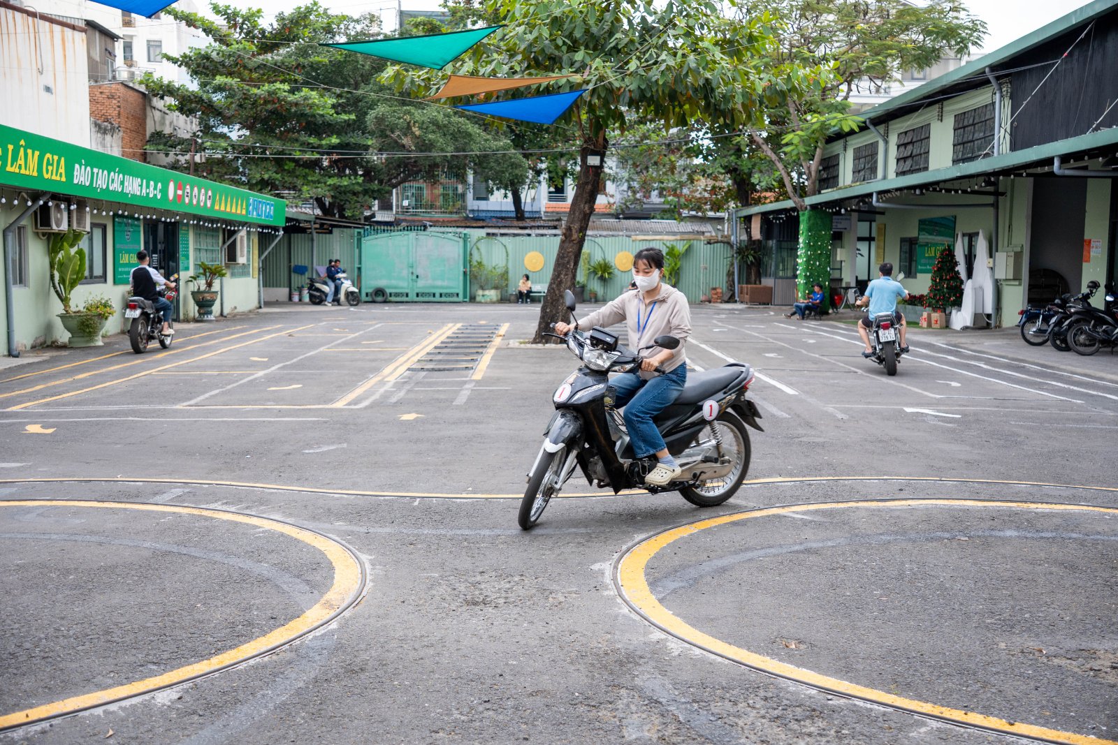 Hướng dẫn viên kèm học viên trong buổi luyện thực hành