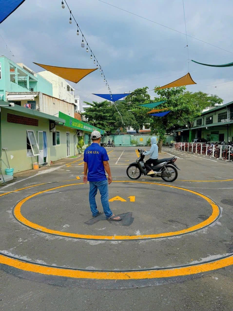 Hướng dẫn viên kèm học viên trong buổi thực hành