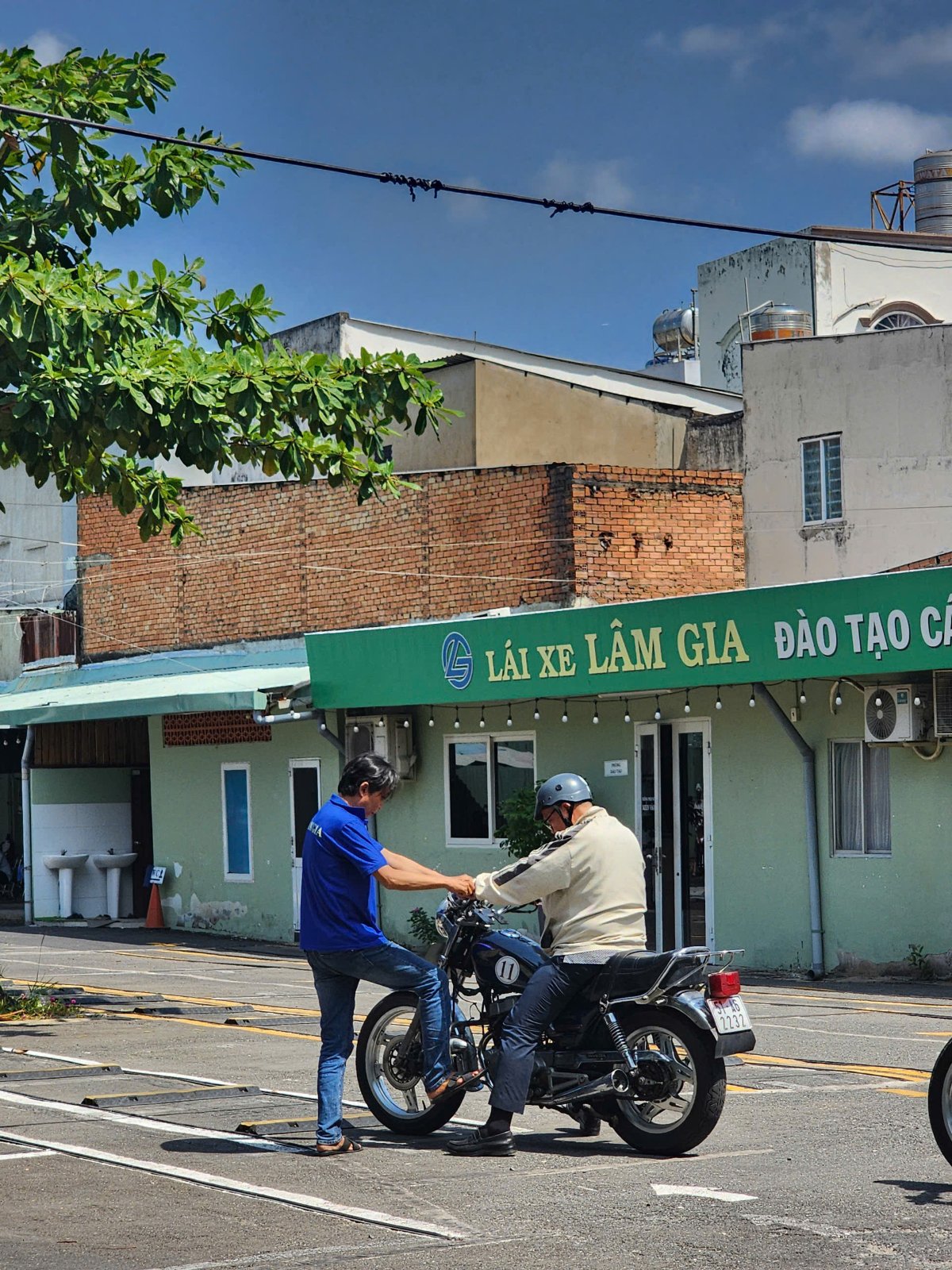 Không gian trong nhà của trung tâm đào tạo lái xe