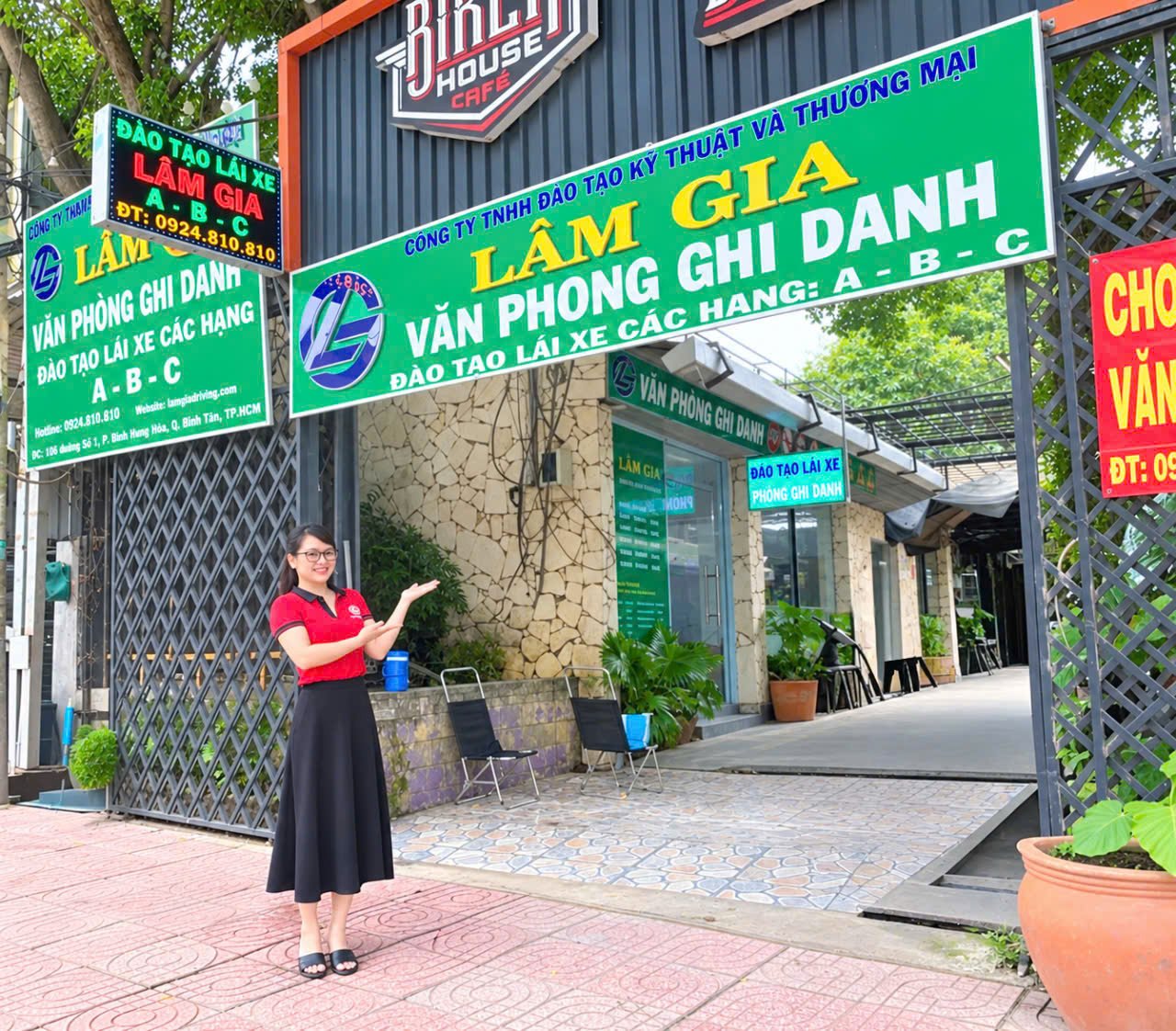 Học viên luyện thực hành lái xe máy tại sân tập của trung tâm